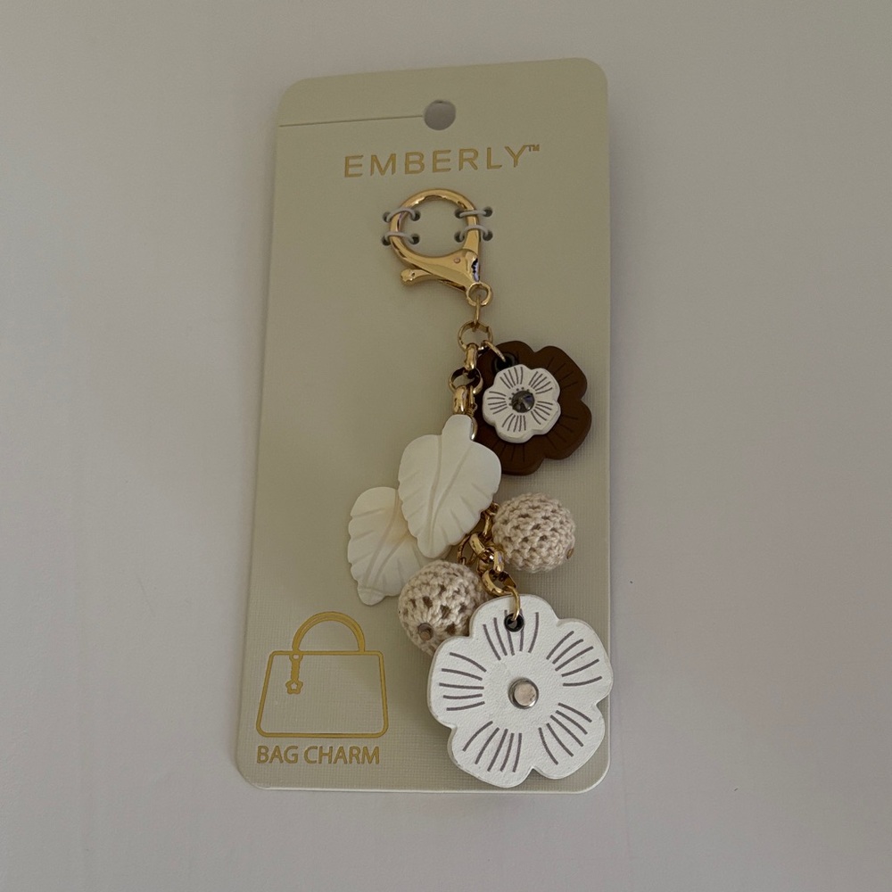 ☀️Emberly  Brown and White Floral Keychain